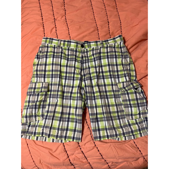 Men's IZOD Plaid Cargo Shorts Size 38 Green Navy - Picture 1 of 3